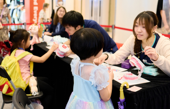 區內街坊參與護齒教學，學習清潔牙齒的正確方法。